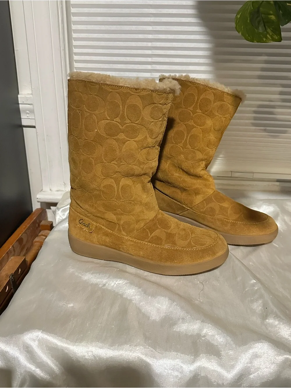 EUC Coach Suede Sherpa Lined Boots in Camel